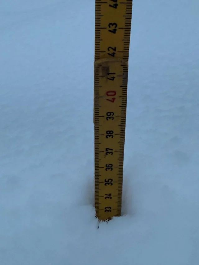 I dag har det kommet enda mer snø❄️ og det er så vintervakkert rundt tretopphyttene❤️ Tommestokken viser rundt 35cm